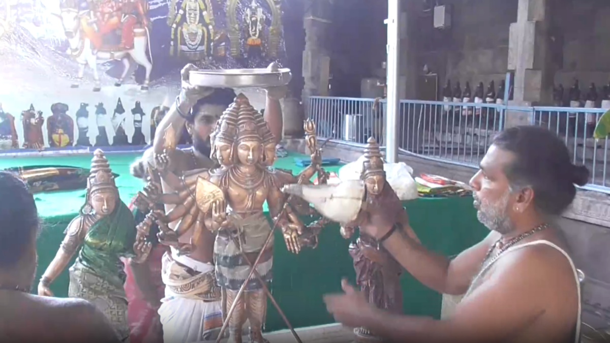 முருகனுக்கு பாலாபிஷேகம்
