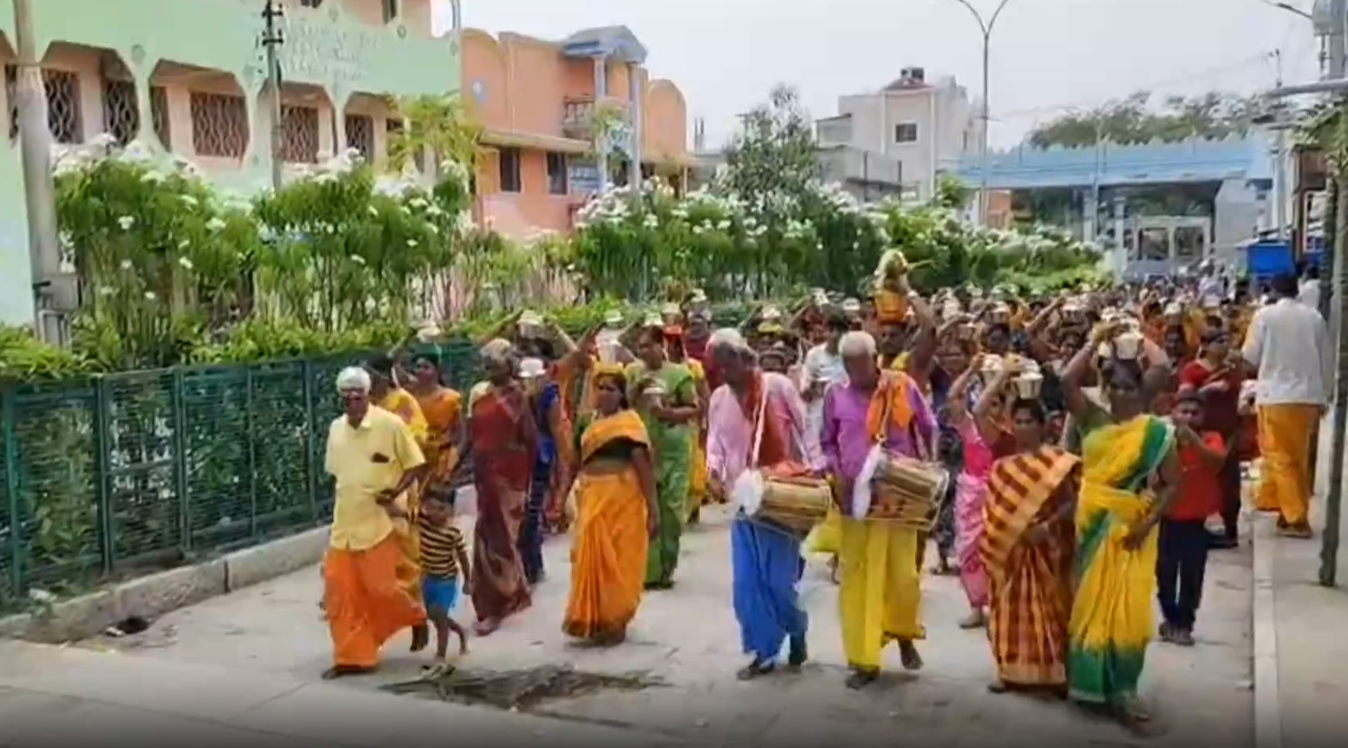 பால் குடங்கள் எடுத்து வந்த பக்தர்கள்