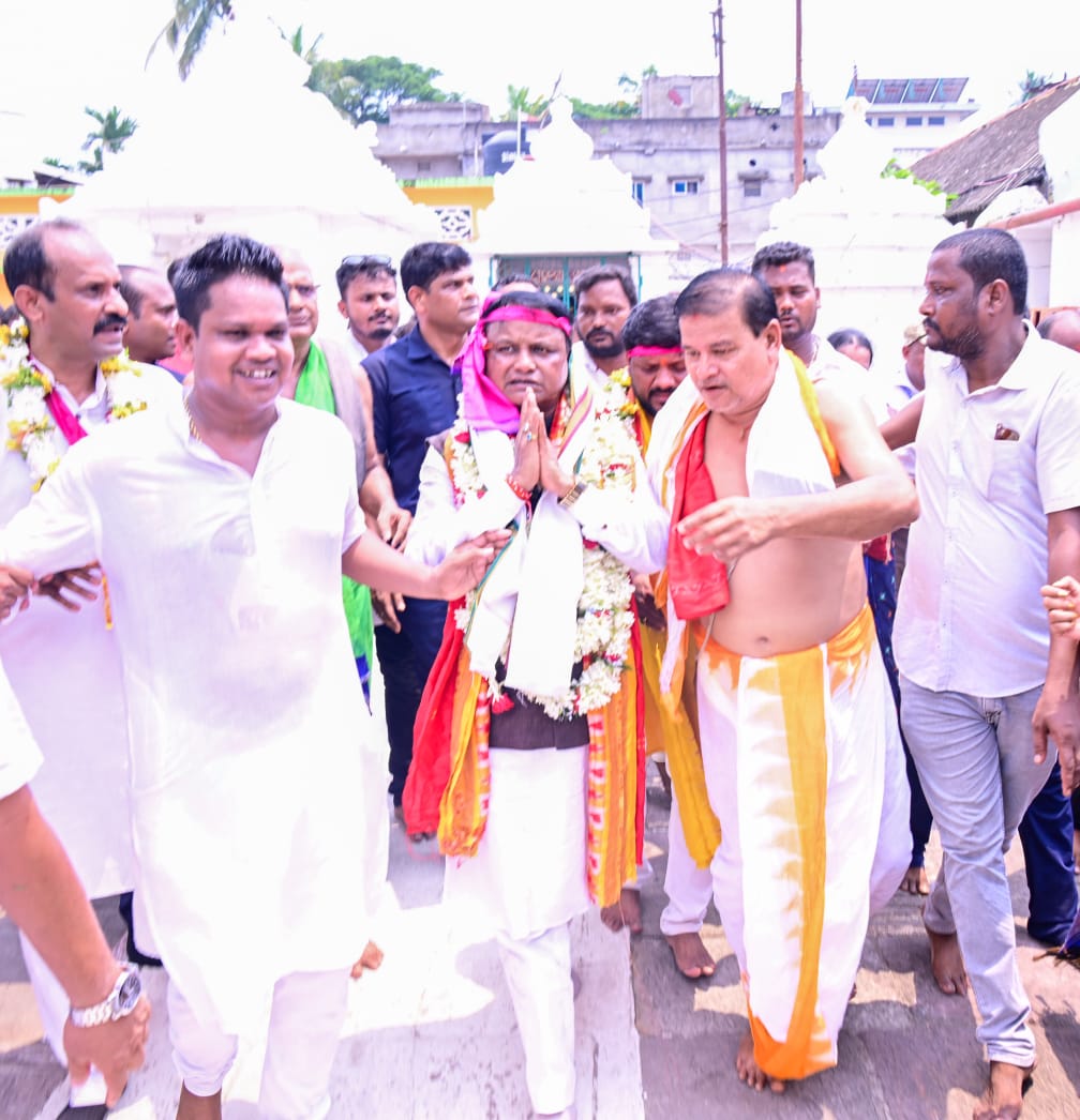 ବଳଦେବଜୀଉଙ୍କ ଆଶିଷ ନେଲେ
