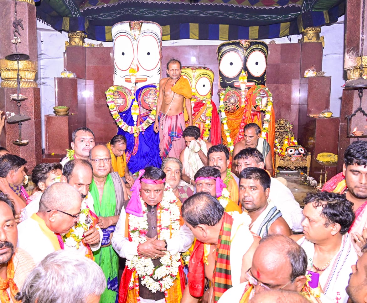 Odisha CM visits Baladevjew Temple