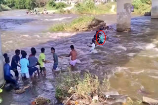 ஆற்றின் நடுப்பகுதியில் உள்ள கரையில் சிக்கித் தவித்த பெண்ணை காப்பாற்றும் காட்சி