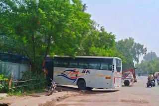 दिल्ली में सड़क पर खड़ी बस में मिली लाश