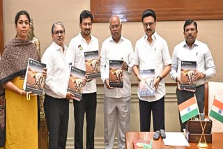 மாநில திட்டக் குழுவால் தயாரிக்கப்பட்ட 4 அறிக்கைகளை முதலமைச்சர் மு.க.ஸ்டாலினிடம் துணை முதலமைச்சர் உதயநிதி ஸ்டாலின் வழங்கினார்