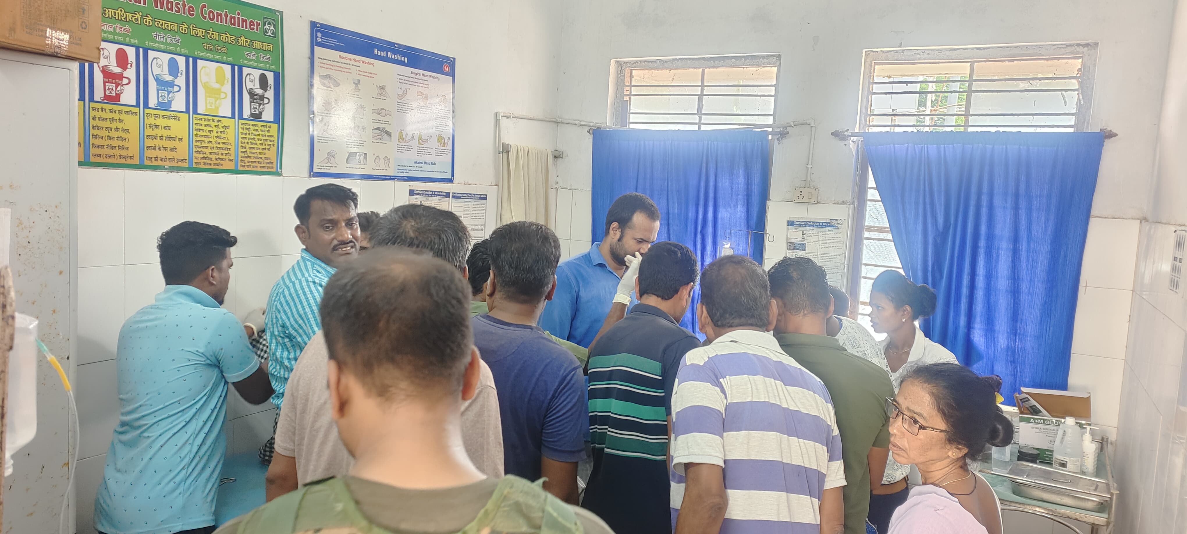 ಬಾಂಬ್ ಸ್ಫೋಟದ ಬಳಿಕ ಆಸ್ಪತ್ರೆಯಲ್ಲಿ ಸೇರಿರುವ ಪೊಲೀಸರು