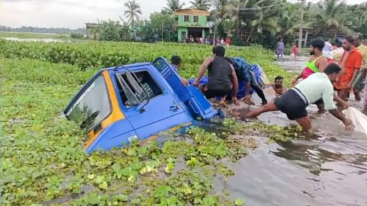 pta accident  lorry carrying relief camp goods met with accident  accident  lorry accident  പത്തനംതിട്ട  തിരുവല്ലയിൽ ലോറി വെള്ളക്കെട്ടിലേക്ക് മറിഞ്ഞ് അപകടം  തിരുവല്ലയിൽ ലോറി അപകടം  പത്തനംതിട്ടയിൽ ലോറി അപകടം  തിരുവല്ല വേങ്ങലിൽ ലോറി അപകടം  ലോറി അപകടം  പാടത്തെ വെള്ളക്കെട്ടിലേക്ക് ലോറി മറിഞ്ഞ് അപകടം  Pathanamthitta  accident in Pathanamthitta  Thiruvalla accident  lorry overturned into a waterhole in the field  Thiruvalla Vengal