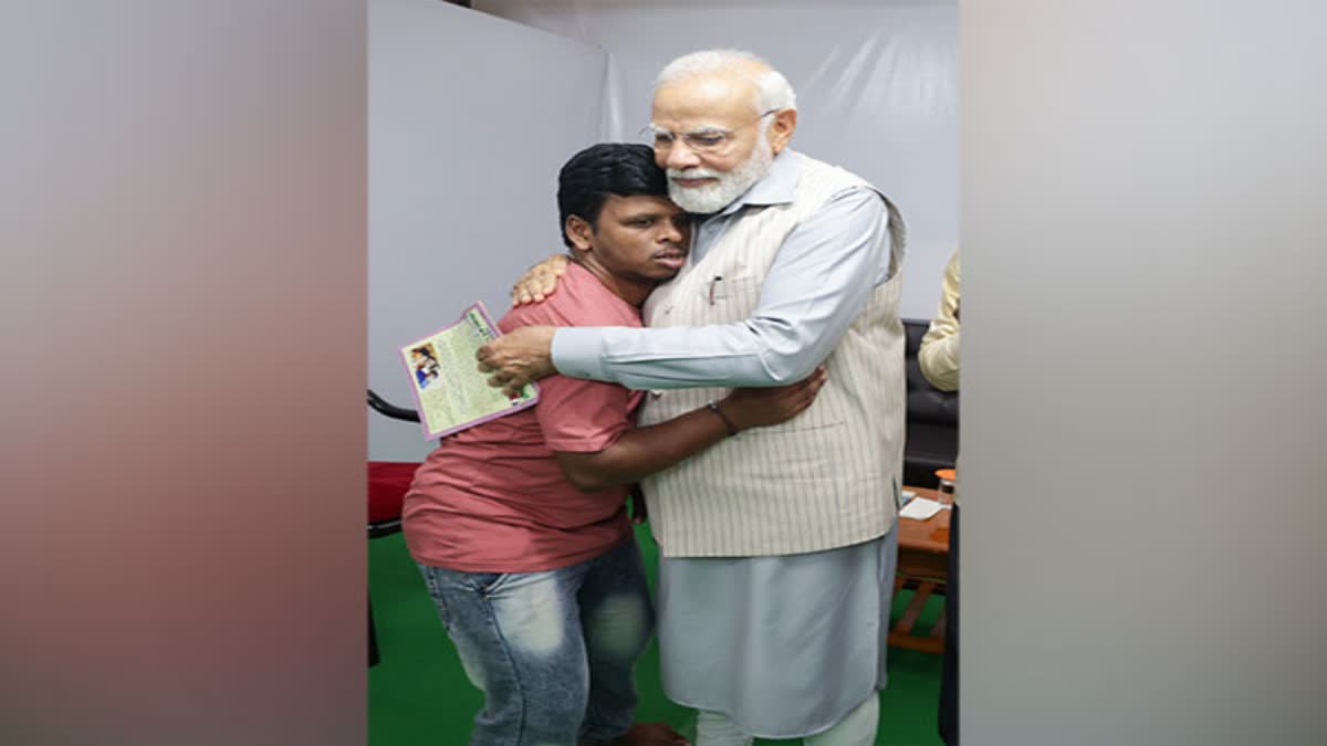 PM Modi meets singer Venkat in Warangal