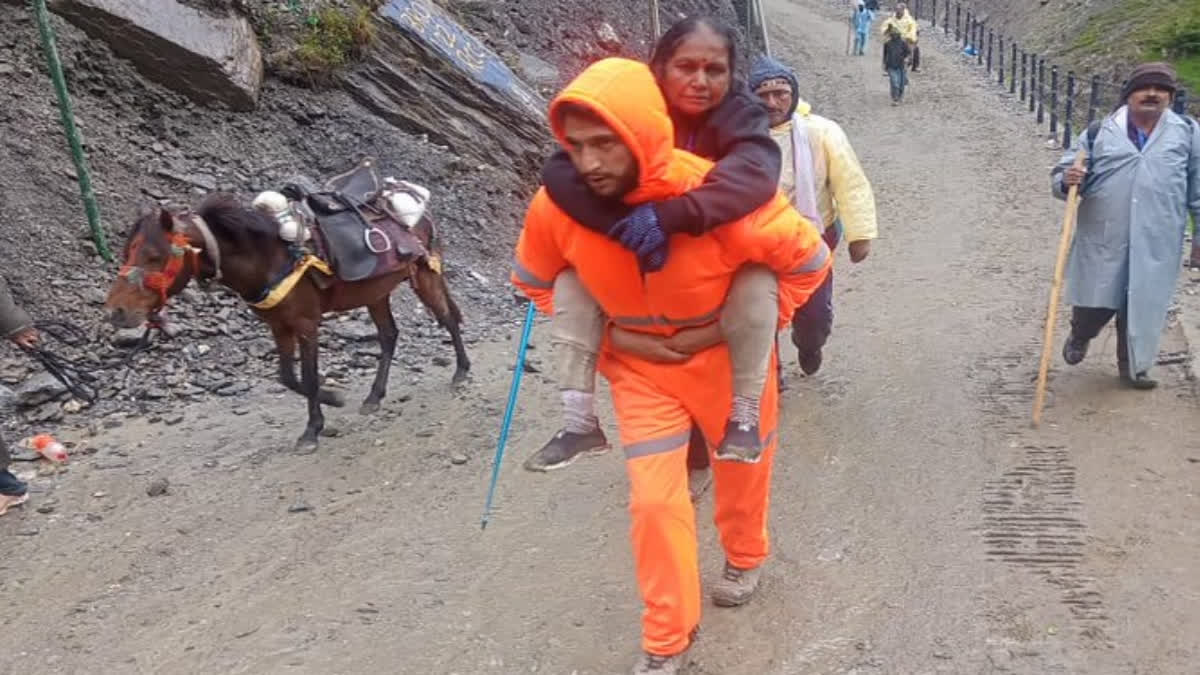 Jandk Sdrf Jawan Carries Elderly Amarnath Pilgrim On His Back For 3 Km