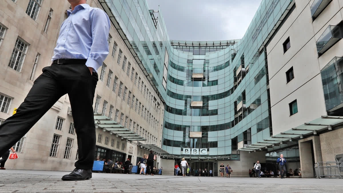 Senior British politicians on Sunday called on the BBC to rapidly investigate claims that a leading presenter paid a teenager for explicit photos.