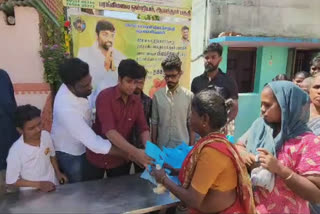 பொதுமக்களுக்கு தக்காளி வழங்கிய விஜய் சேதுபதி ரசிகர்கள்