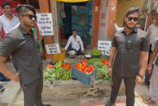 Have you ever heard about a vegetable vendor hiring bouncers for protecting tomatoes? It sounds weird! But yes, it is true, the vendor who hails from Varanasi in Uttar Pradesh hired bouncers to protect the costly vegetable from customers. A kitchen sans tomatoes are unimaginable and every household in India stores tomatoes in their kitchens as they go into the majority of the dishes. With the steep rise in tomato prices, a tomato vendor in Varanasi hired bouncers to protect the prized possession. Shop owner Ajay Fauji said he hired bouncers as people are looting tomatoes as the prices of tomatoes are skyrocketing. Tomatoes are being sold for Rs 160 per kg.