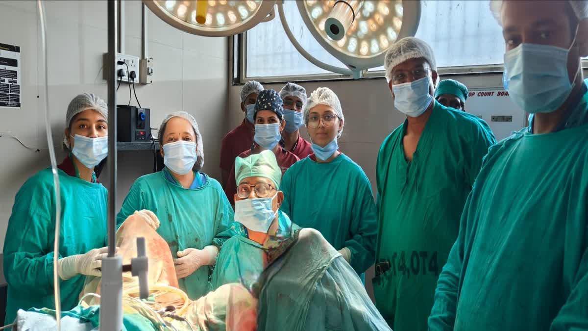 An amazing operation that set a world record, removed 130 kidney stones from a woman's stomach