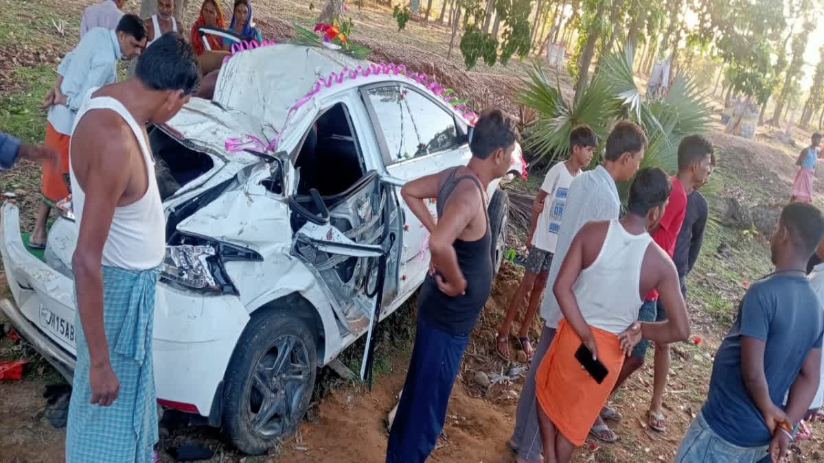 Car collided with tree in Giridih