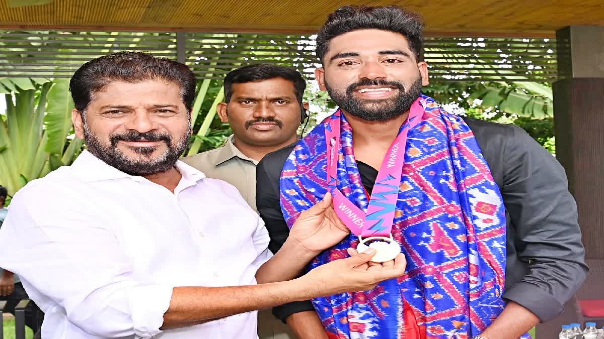 Revanth Reddy Meet Mohammed Siraj