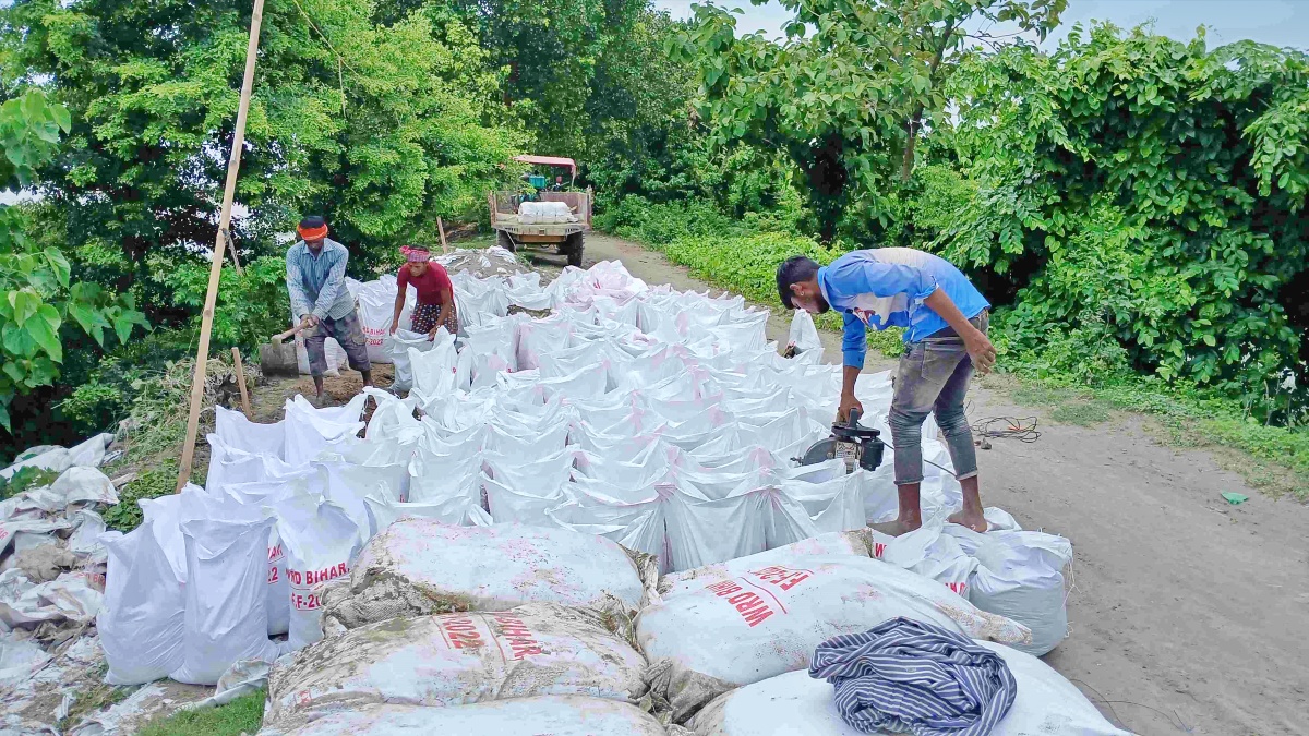 गोपालगंज में गंडक नदी में किया जा रहा कटावरोधी कार्य