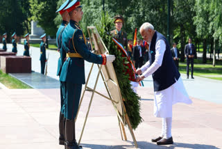 PM Modi Pays Tribute At 'Tomb Of The Unknown Soldier' In Russia