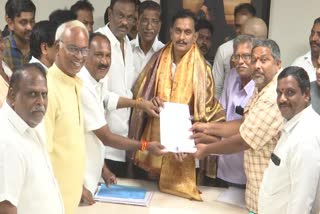 Farmers Meet MP Kesineni Chinni