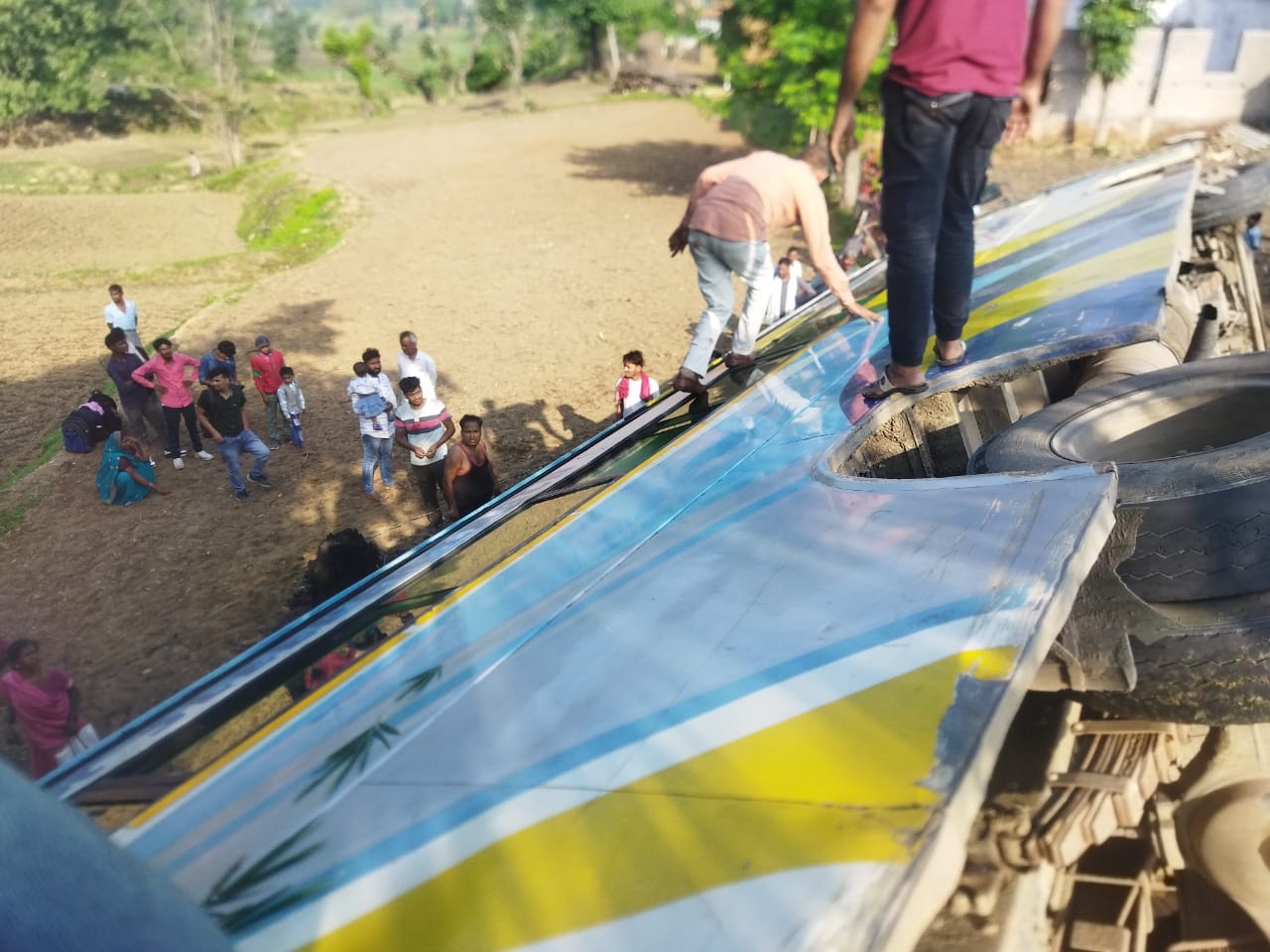 passenger bus overturns in Balrampur