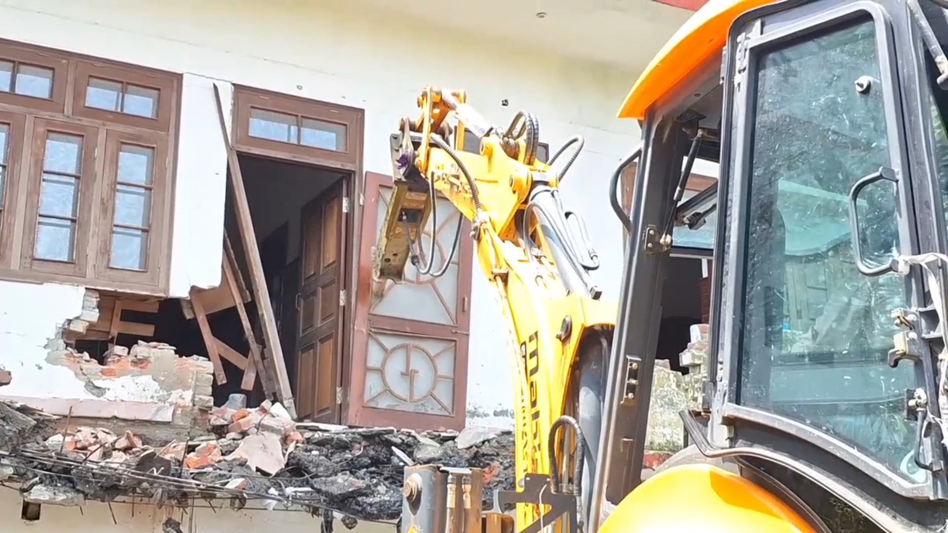 azam khan resort in rampur demolished by cm yogi bulldozer