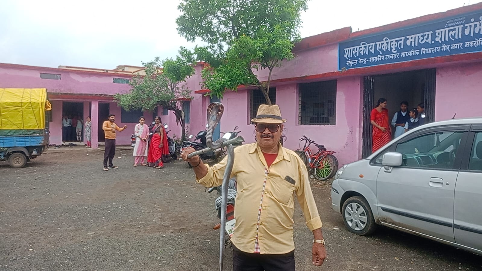 SNAKE CATCHER RESCUED serpent