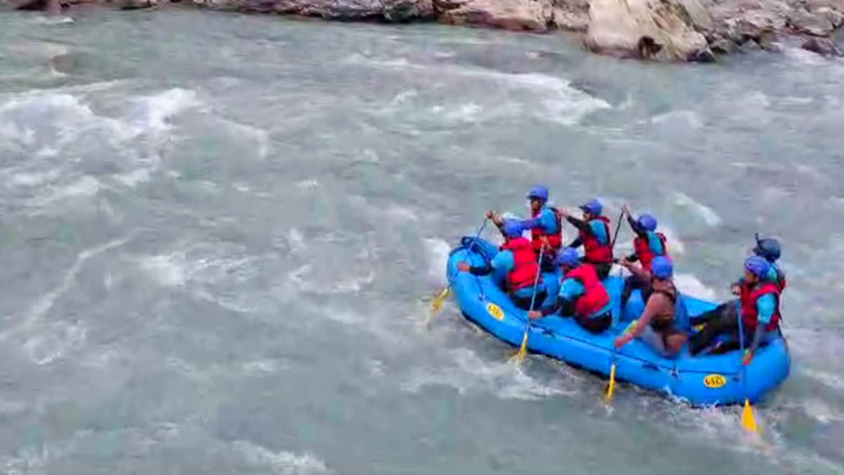 FOREIGN TOURISTS IN TEHRI