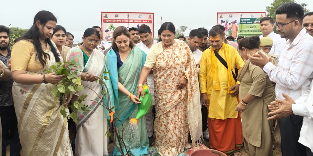 इटावा में अपर्णा यादव ने लगाया पौधा