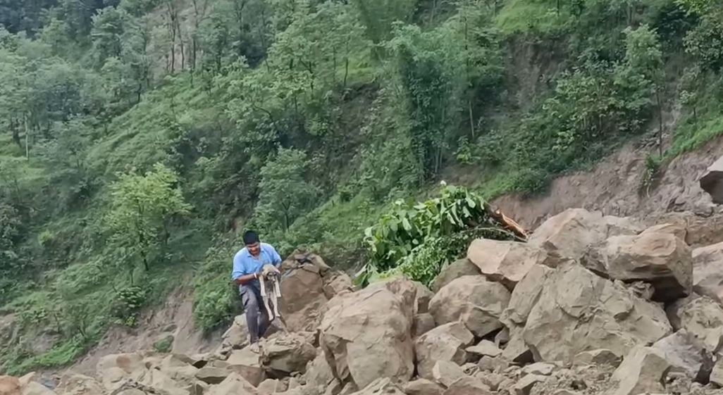 ಮಹಾ ಪ್ರವಾಹದಿಂದ ಜನರ ಪ್ರಾಣ ರಕ್ಷಿಸಿದ ಸಾಕು ನಾಯಿ