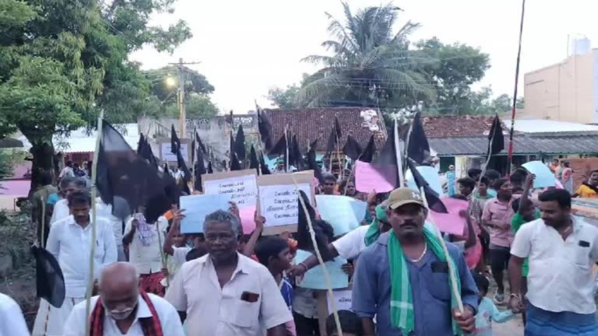 பரந்தூர் புதிய விமான நிலையத்திட்டத்துக்கு எதிராக கருப்புக் கொடி ஏந்தி போராடிய விவசாயிகள்