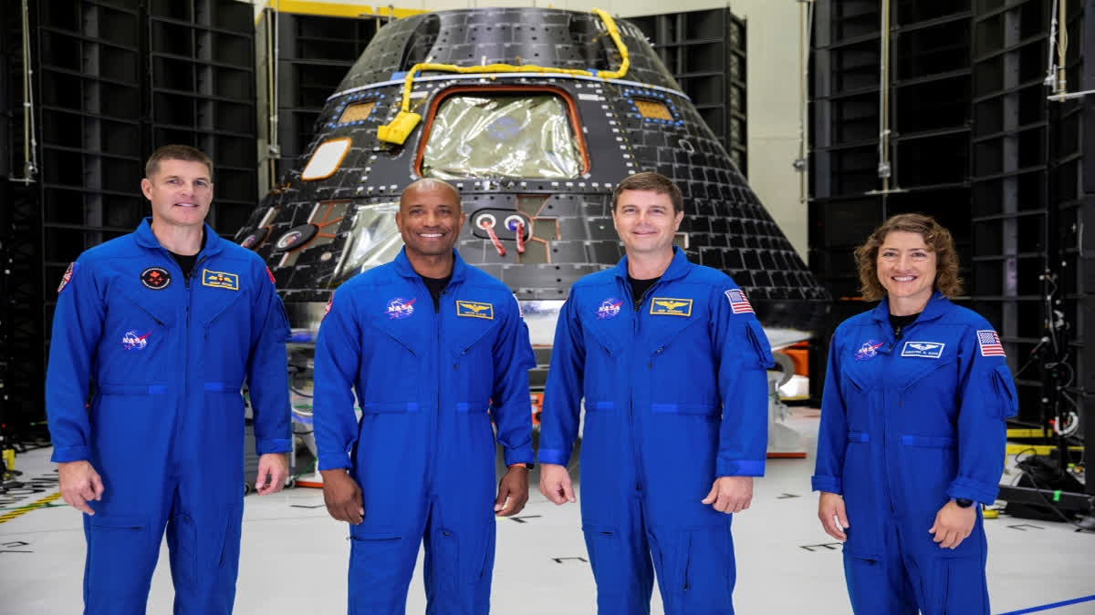 Astronauts get first look at the spacecraft that will fly them around the moon