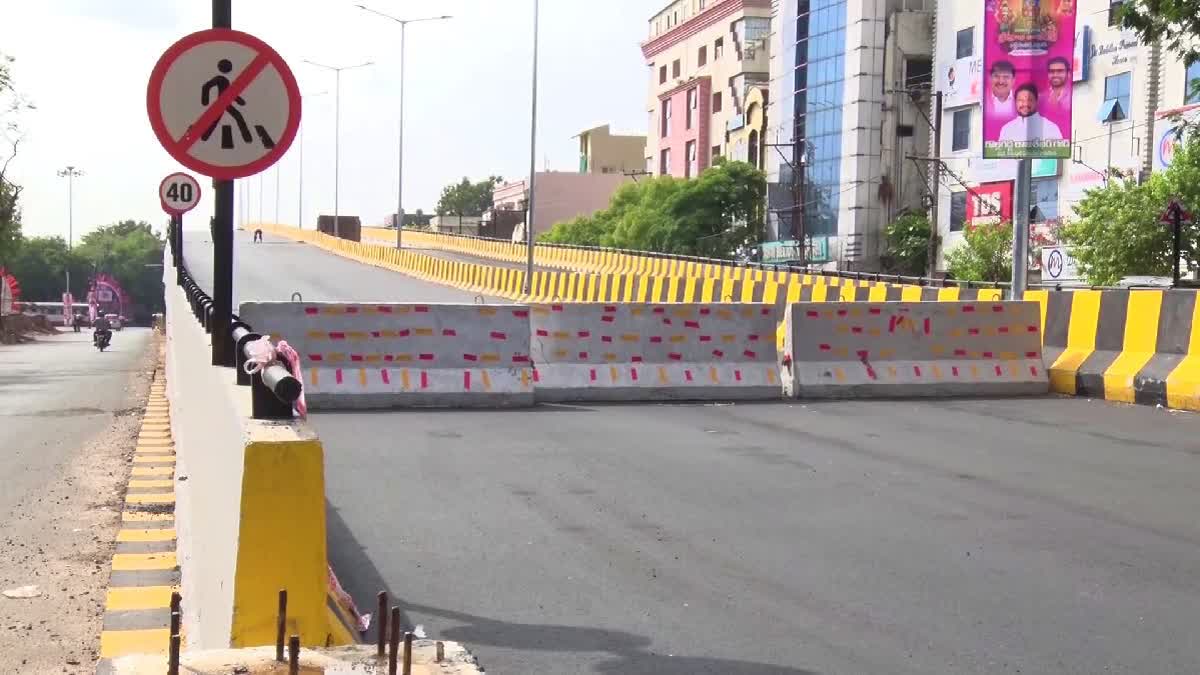 Etv BharatSteel Bridge In Hyderabad  A way to solve traffic problems  First steel bridge over the road in South India  Hyderabad  thelungana  malayalam news  science and technology  science and technology news  science and technology news malayalam  ഹൈദരാബാദ്  റോഡിന് കുറുകെദക്ഷിണേന്ത്യയിലെ ആദ്യ സ്‌റ്റീൽ പാലം  ഗതാഗത പ്രശ്‌നങ്ങൾ  ഹൈദരാബാദ് ലോവർ ടാങ്ക്ബണ്ടിലെ ഇന്ദിരാ പാർക്ക്  തലസ്ഥാനത്തിന്റെ ഹൃദയഭാഗത്ത് നിർമ്മിച്ച  സ്‌റ്റീൽ പാലം  ഹൈദരാബാദ് മെട്രോപൊളിറ്റന്‍ കോർപ്പറേഷന്‍  30000 കോടി രൂപ  സ്‌റ്റീൽ പാലത്തിന്‍റെ പ്രത്യേകതകൾ  പാലത്തിന്‍റെ സുരക്ഷ  ഇന്ത്യയിലെ ഏറ്റവും വലിയ പ്രതിമ