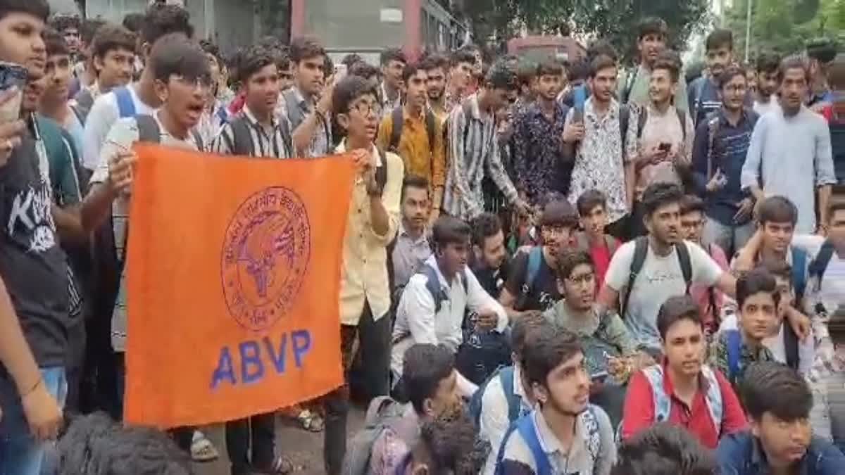 સુરતમાં ABVP દ્વારા BRTS બસો વધારવાની માંગ સાથે વિરોધ પ્રદર્શન