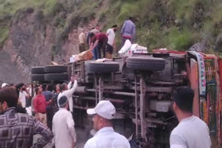 truck overturned and rammed into multiple vehicles  Himachal accident  truck overturned  ട്രക്ക് റോഡരികിലെ വാഹനങ്ങള്‍ ഇടിച്ച് തെറിപ്പിച്ചു  ദമ്പതികള്‍ക്ക് ദാരുണാന്ത്യം  നിയന്ത്രണം വിട്ട ട്രക്ക്  തിയോഗ്