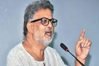 MH Tushar Gandhi detain by Santacruz police  August Kranti Din  August Kranti Din in Mumbai  ತುಷಾರ್​ ಗಾಂಧಿಯನ್ನು ವಶಕ್ಕೆ ಪಡೆದ ಪೊಲೀಸರು  ದೇಶಾದ್ಯಂತ ಆಗಸ್ಟ್ ಕ್ರಾಂತಿ ದಿನ  ತುಷಾರ್ ಗಾಂಧಿ ವಿರುದ್ಧ ಪೊಲೀಸರು ಕ್ರಮ  ಕ್ವಿಟ್ ಇಂಡಿಯಾ ಚಳವಳಿಯ ವಾರ್ಷಿಕೋತ್ಸವ  ಮಹಾತ್ಮಾ ಗಾಂಧಿ ಅವರ ಮರಿ ಮೊಮ್ಮಗ ತುಷಾರ್ ಗಾಂಧಿ  ಸ್ವತಂತ್ರ ಭಾರತದ ಇತಿಹಾಸದಲ್ಲಿ ಮೊದಲ ಬಾರಿಗೆ ನನ್ನನ್ನು ವಶ  ಆಗಸ್ಟ್ ಕ್ರಾಂತಿ ಮೈದಾನಕ್ಕೆ ಮೆರವಣಿಗೆ