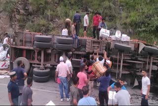 Truck overturned on road accident live video in shimla