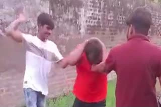 दबंगो ने छात्र को चप्पलों से पिटने का वायरल वीडियो