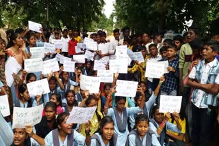 students-protested-against-the-transfer-of-their-favorite-teacher-in-davanagere