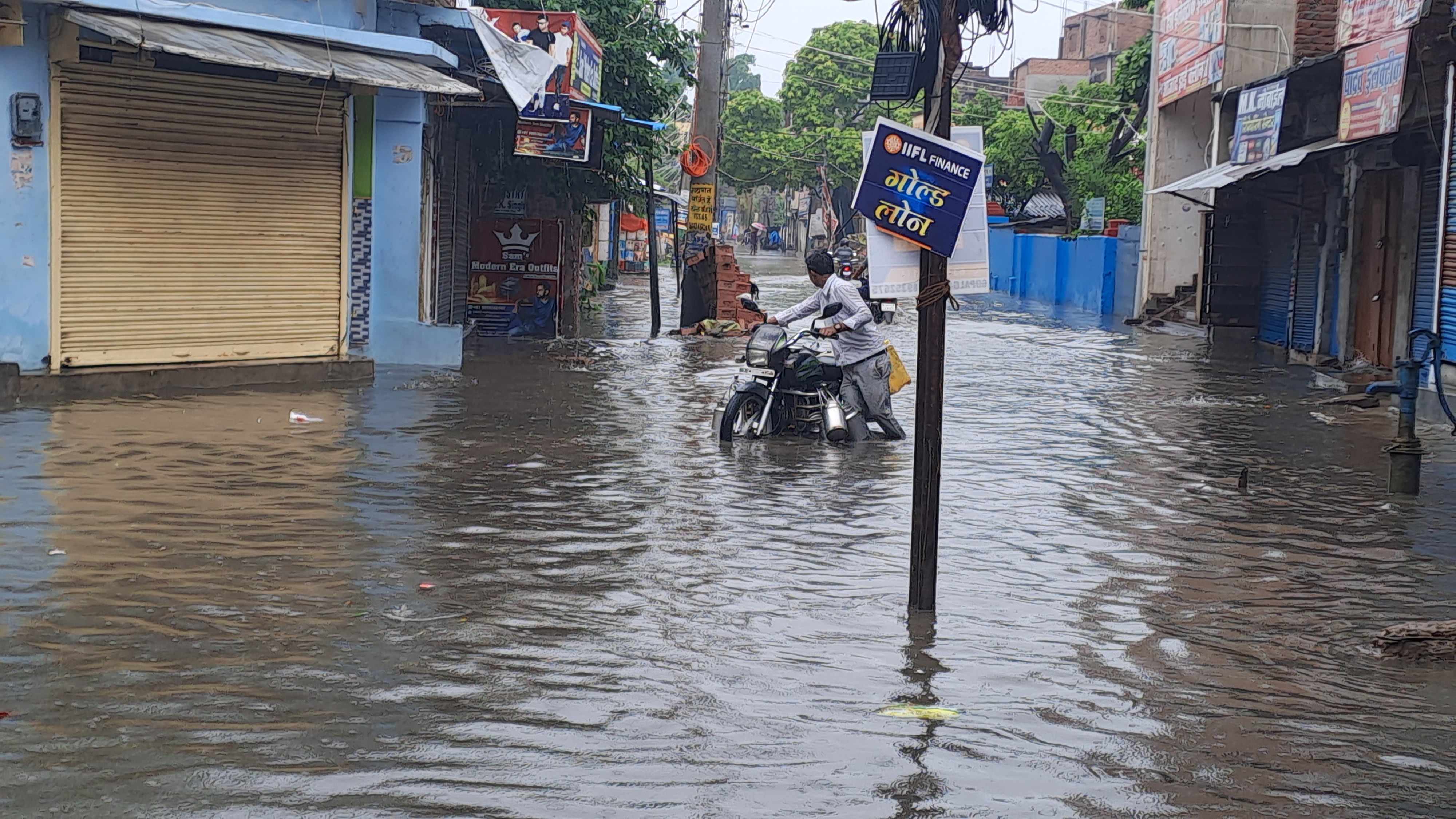 जलजमाव के कारण बाइक चलना भी मुश्किल.