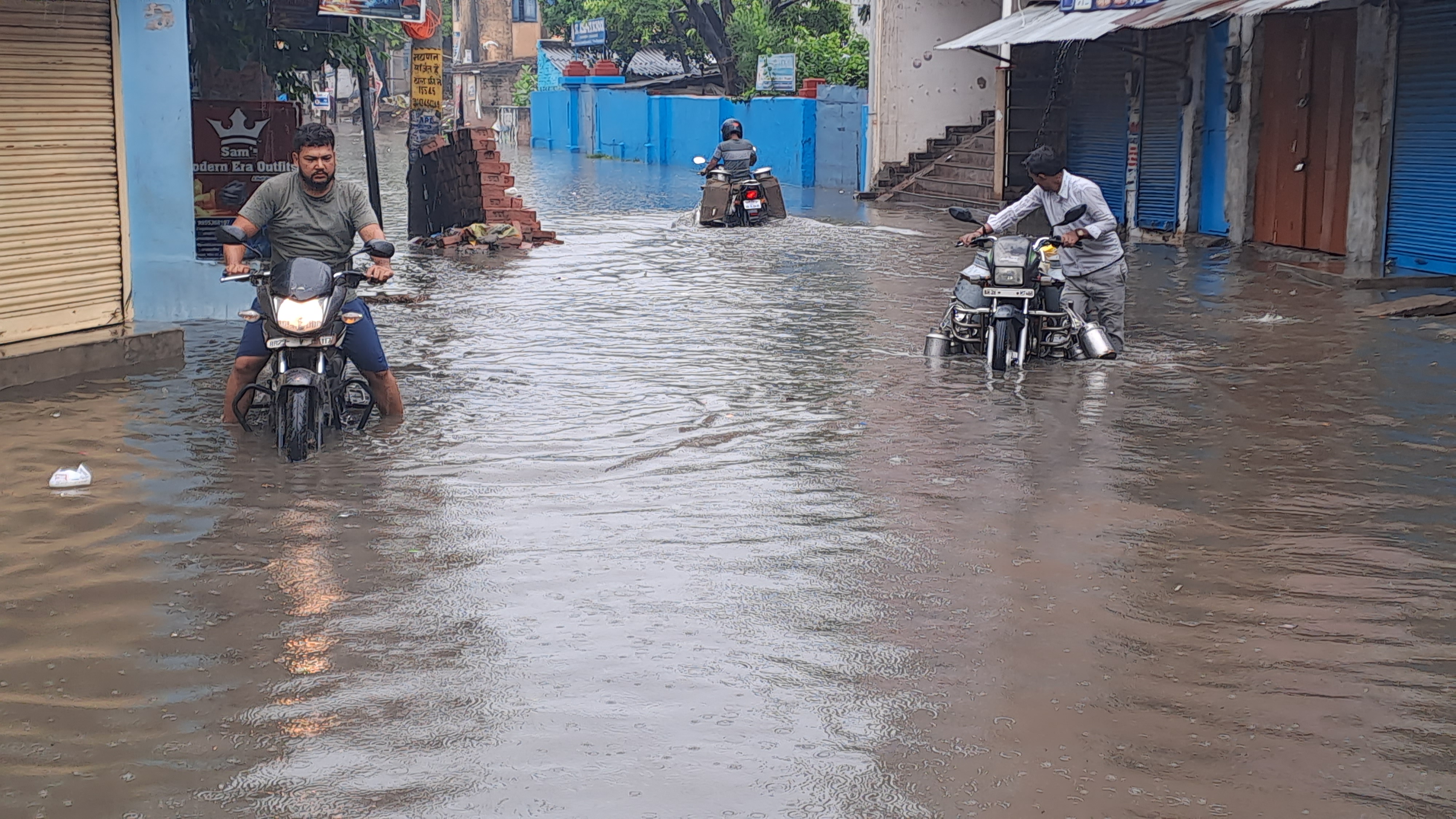 गोपालगंज में सड़कों पर जमा बरसात का पानी.