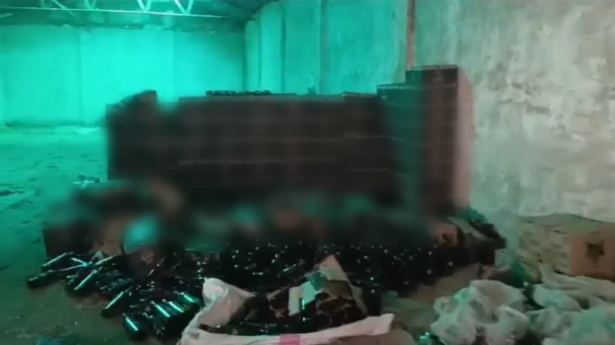 excise department conducted raid in Hazaribag and recovered 600 boxes of liquor