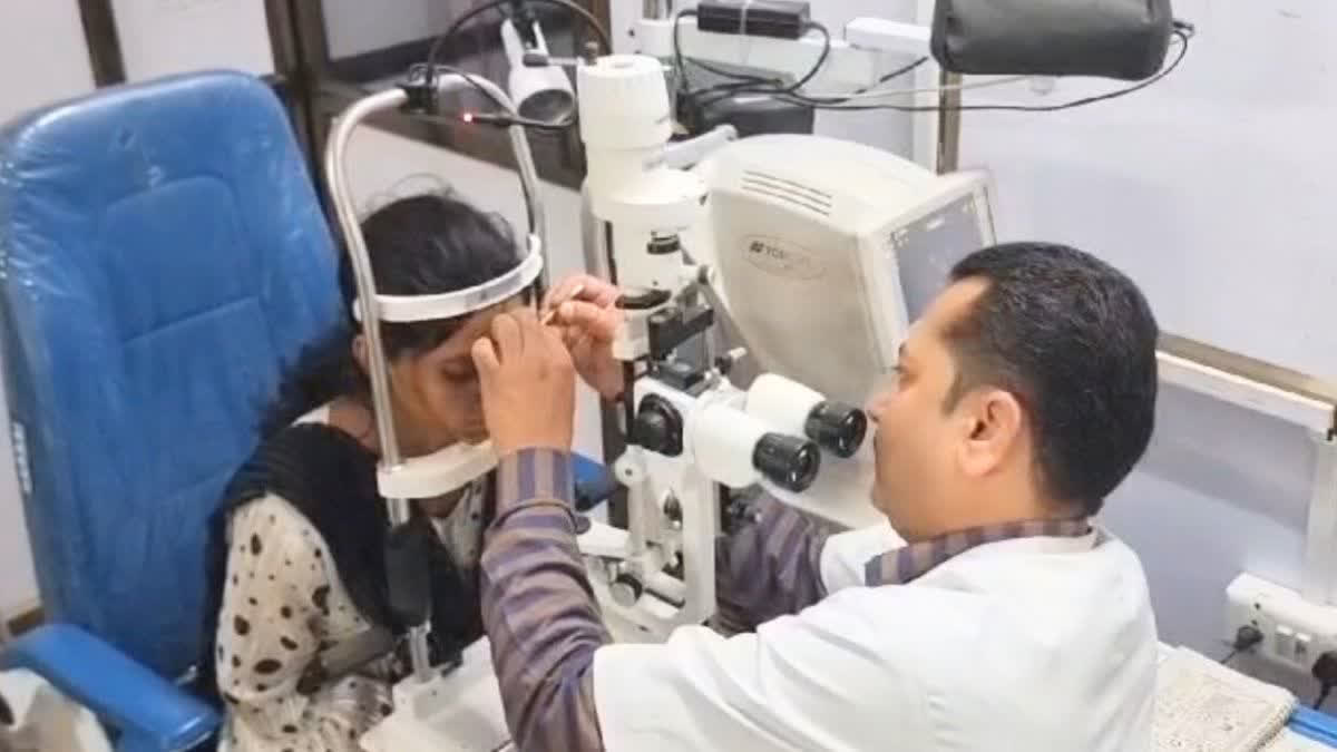 DOCTOR REMOVES 60 LIVE LARVAE  DOCTOR REMOVES LARVAE FROM EYES  LARVAE IN EYES  MAHARASHTRA NEWS