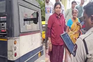 WOMAN ATTACKED THE RTC BUS  WOMAN THREW A SNAKE AT CONDUCTOR  ആർടിസി ബസിനുനേരെ ആക്രമണം  OLD WOMAN THREATENED THE CONDUCTOR