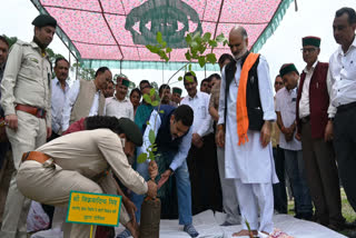 पौधारोपण करते विक्रमादित्य सिंह