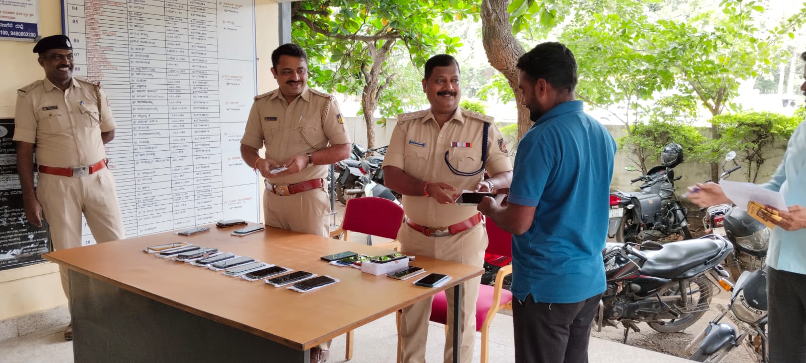 ಫೋನ್ ಹಸ್ತಾಂತರಿಸುತ್ತಿರುವ ಡಿವೈಎಸ್​ಪಿ ಬಸವರಾಜ್