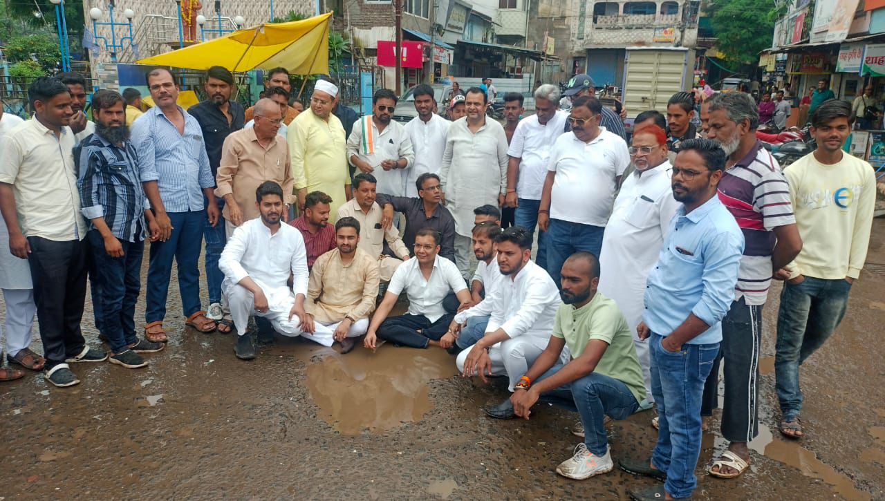 Ex MLA Sits on Pothole Burhanpur