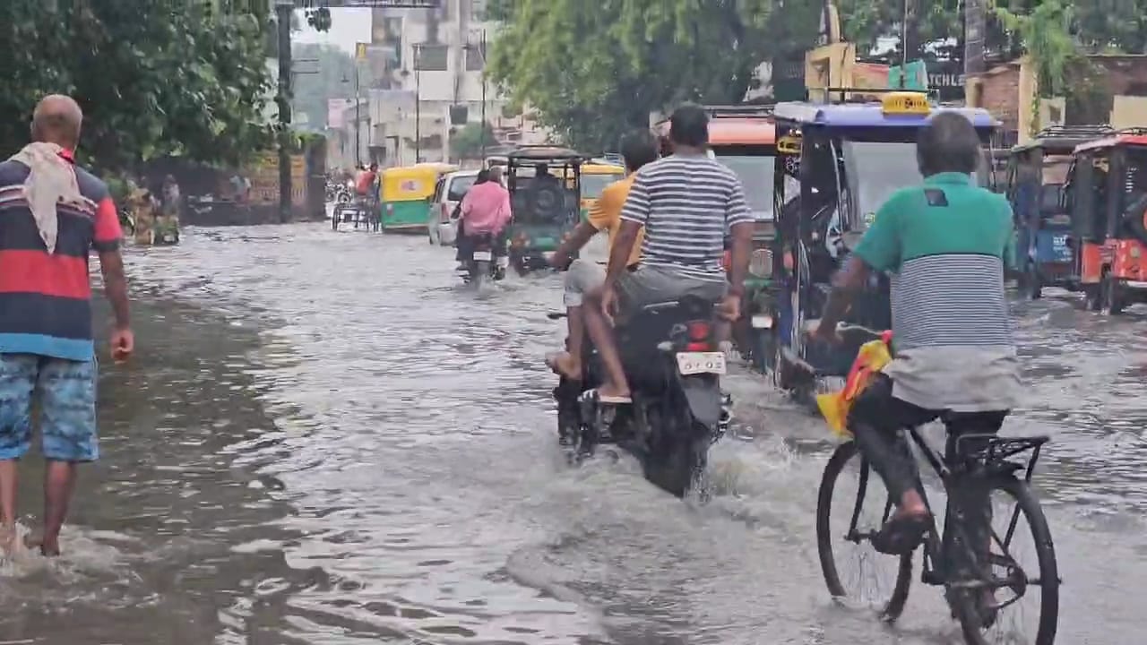 शहर में भारी जल जमाव की तस्वीरें