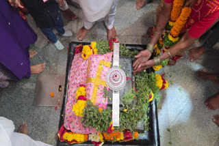 गाडे कुटुंबीयांकडून ज्ञानेश्वर माऊलींनी राखी अर्पण