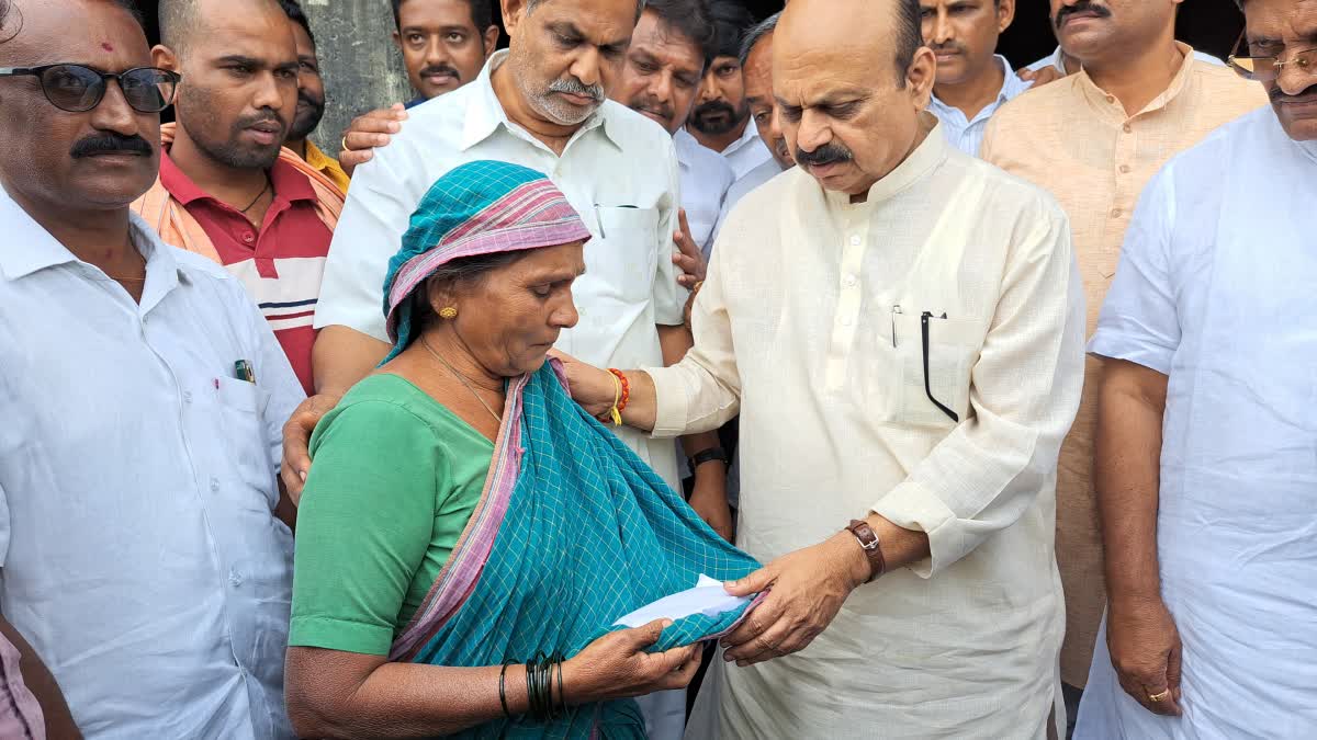 former-cm-basavaraja-bommai-distributed-compensation-to-familys-who-died-in-haveri-fire-accident