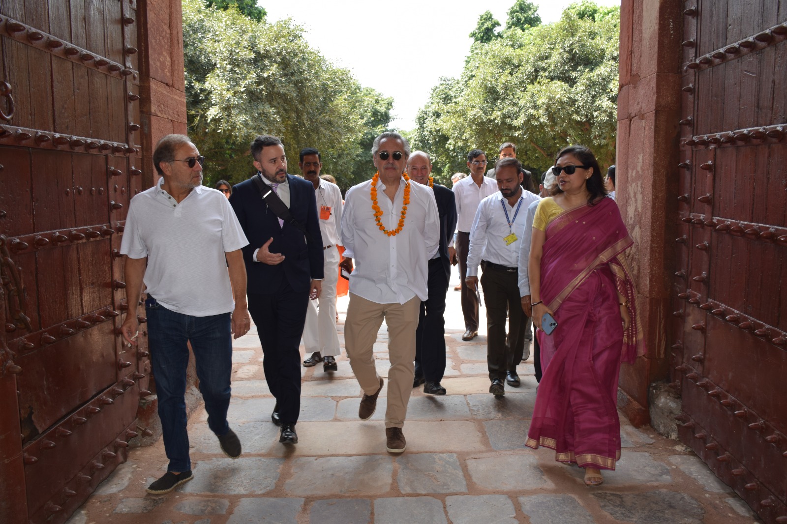 foreign guests visit humayun tomb