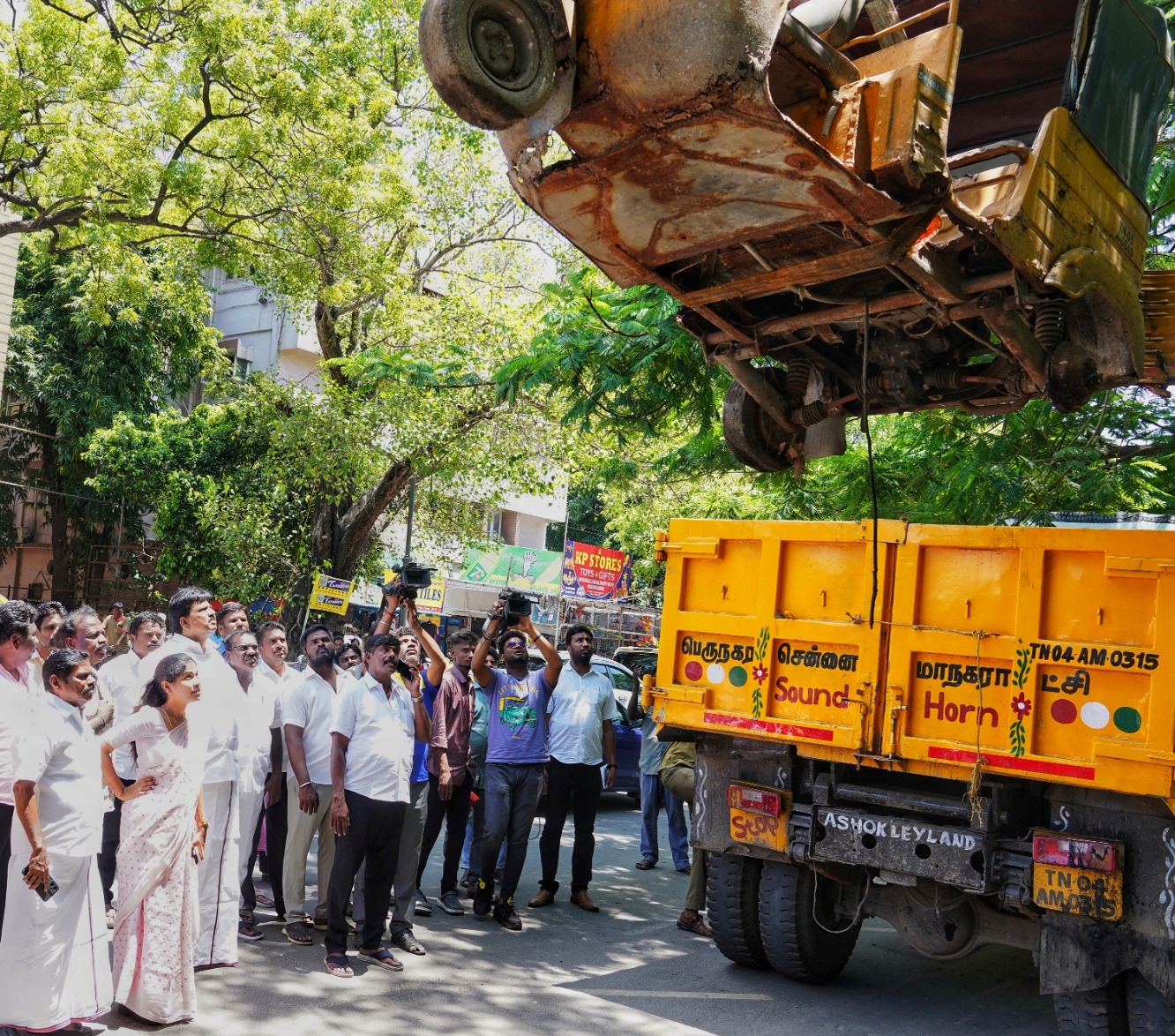 கைவிடப்பட்ட வாகனங்களை அப்புறப்படுத்தும் பணிகள் தீவிரம்