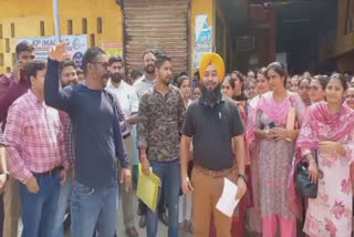 Community health officers staged a protest against the civil surgeon in Gurdaspur, know the reason
