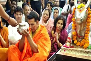 Bollywood superstar Akshay Kumar is celebrating his 56th birthday on September 9. To mark his special day, the actor visited the Jyotirling temple of Baba Mahakaleshwar in Madhya Pradesh's Ujjain to seek blessings of the Baha Mahakal early on Saturday morning. He was accompanied to the holy shrine by his sister, niece, and son Aarav.